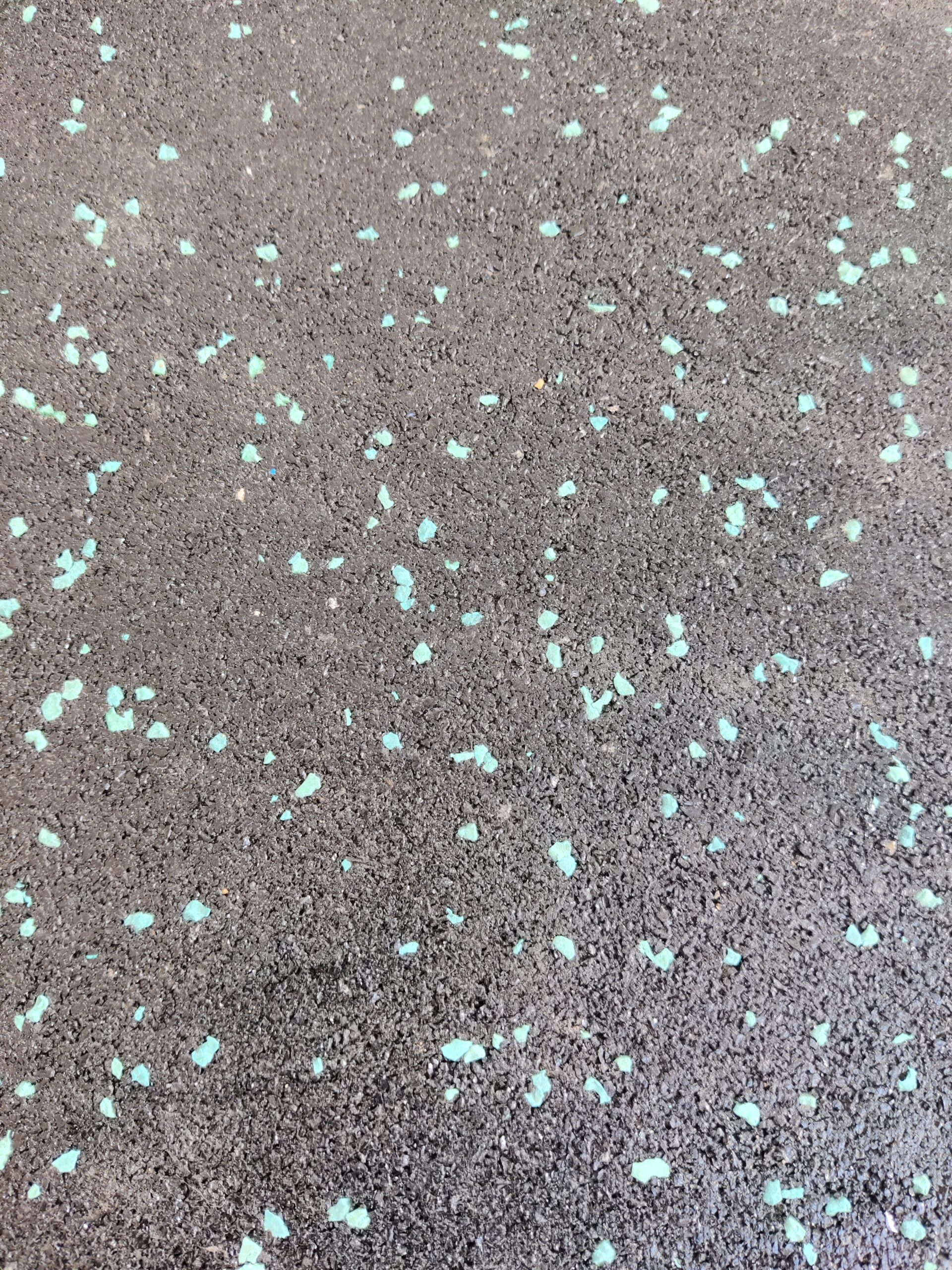 Pavele cauciuc culoare negru cu picatele, dale cauciuc 600x600 mm